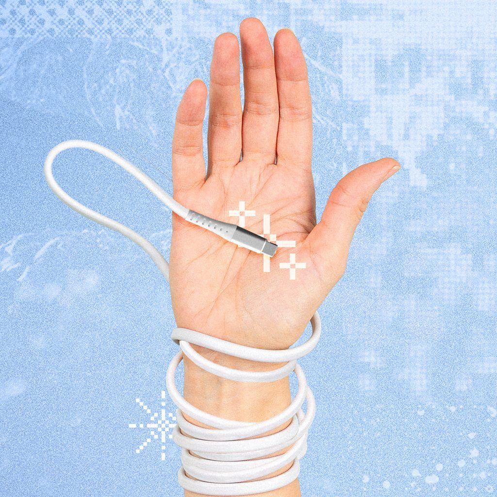 손목에 감긴 충전케이블