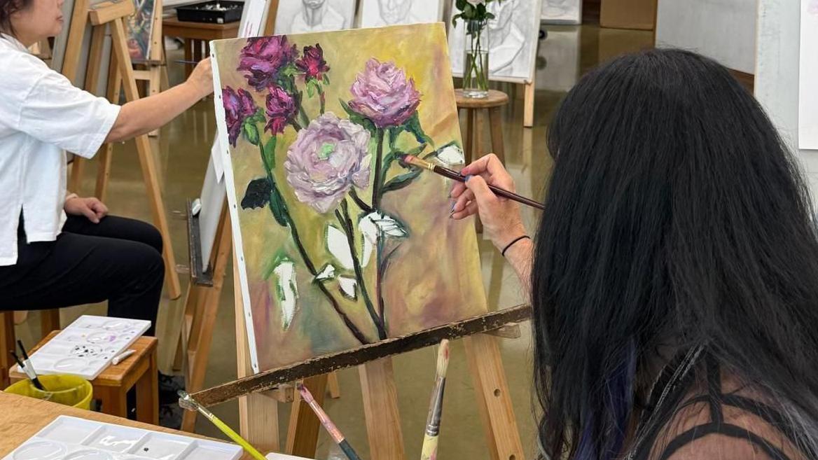 امرأة ترسم