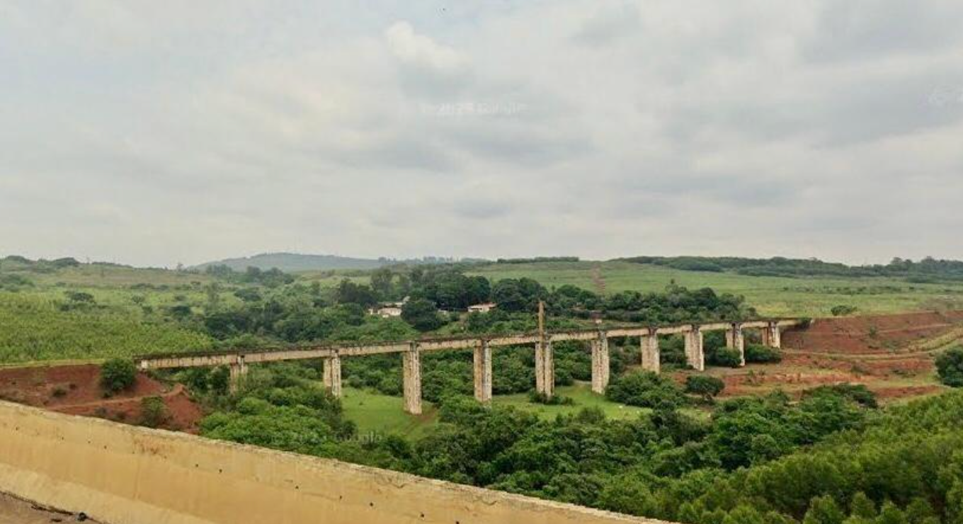 Ponte do Esqueleto, em Limeira, no interior de S&atilde;o Paulo, rodeada por vegeta&ccedil;&atilde;o