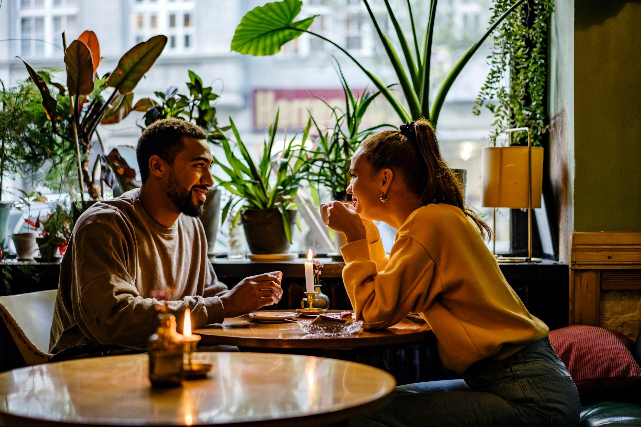 Pareja en un café
