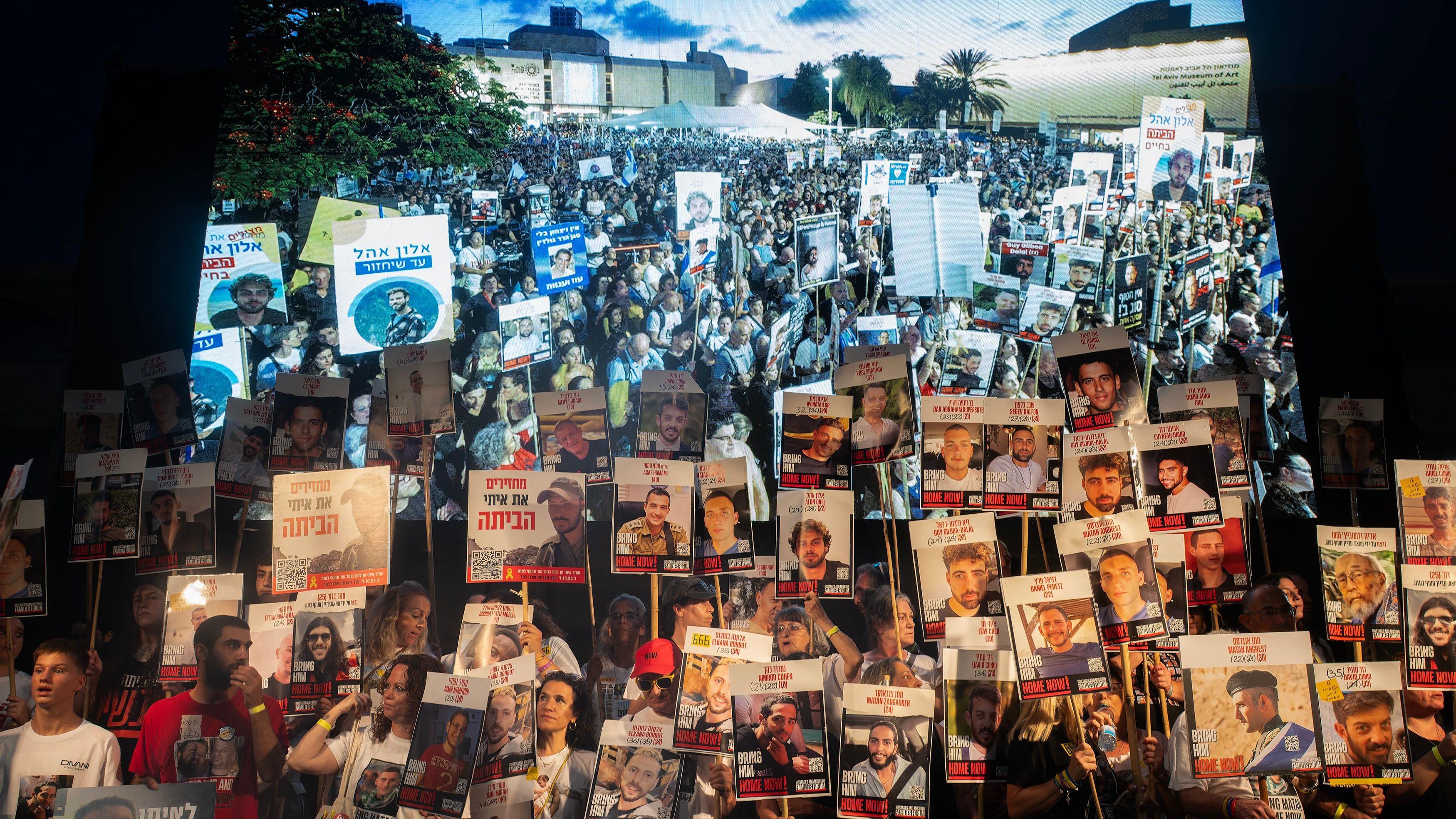 وقف ممثلو عائلات الرهائن على المنصة ليلاً، حاملين صور الرهائن خلال مظاهرة حاشدة تطالب بالإفراج عنهم وإنهاء الحرب التي استمرت لأكثر من 666 يوماً في غزة. 