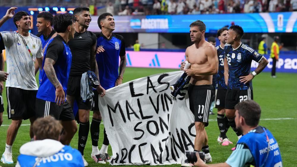 Bela kuća brani Argentince zbog poruke o Folklandima, a Tramp prosipao fudbalsko znanje 2 transparent Malvini su argentinski, argentinski fudbaleri slavili uz sporni transparent, argentina - engleska, polufinale svetskog prvenstva,