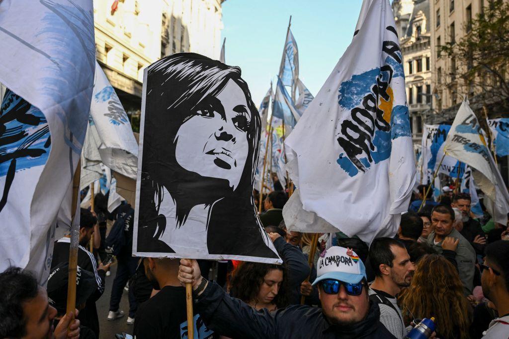 Um cartaz com a imagem de Cristina Kirchner durante uma marcha pelo Dia da Lealdade Peronista em 2022