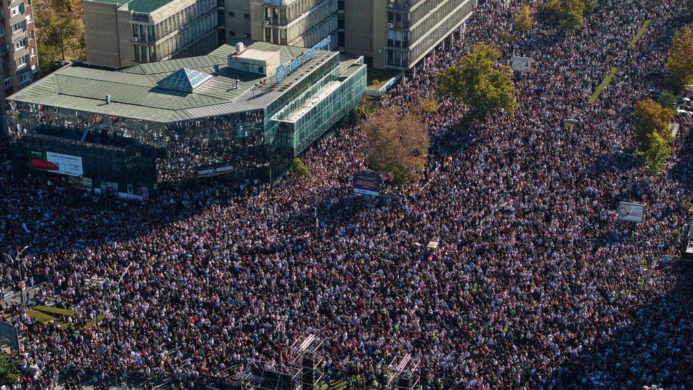 Popunjen plato ispred železničke stanice u Novom Sadu