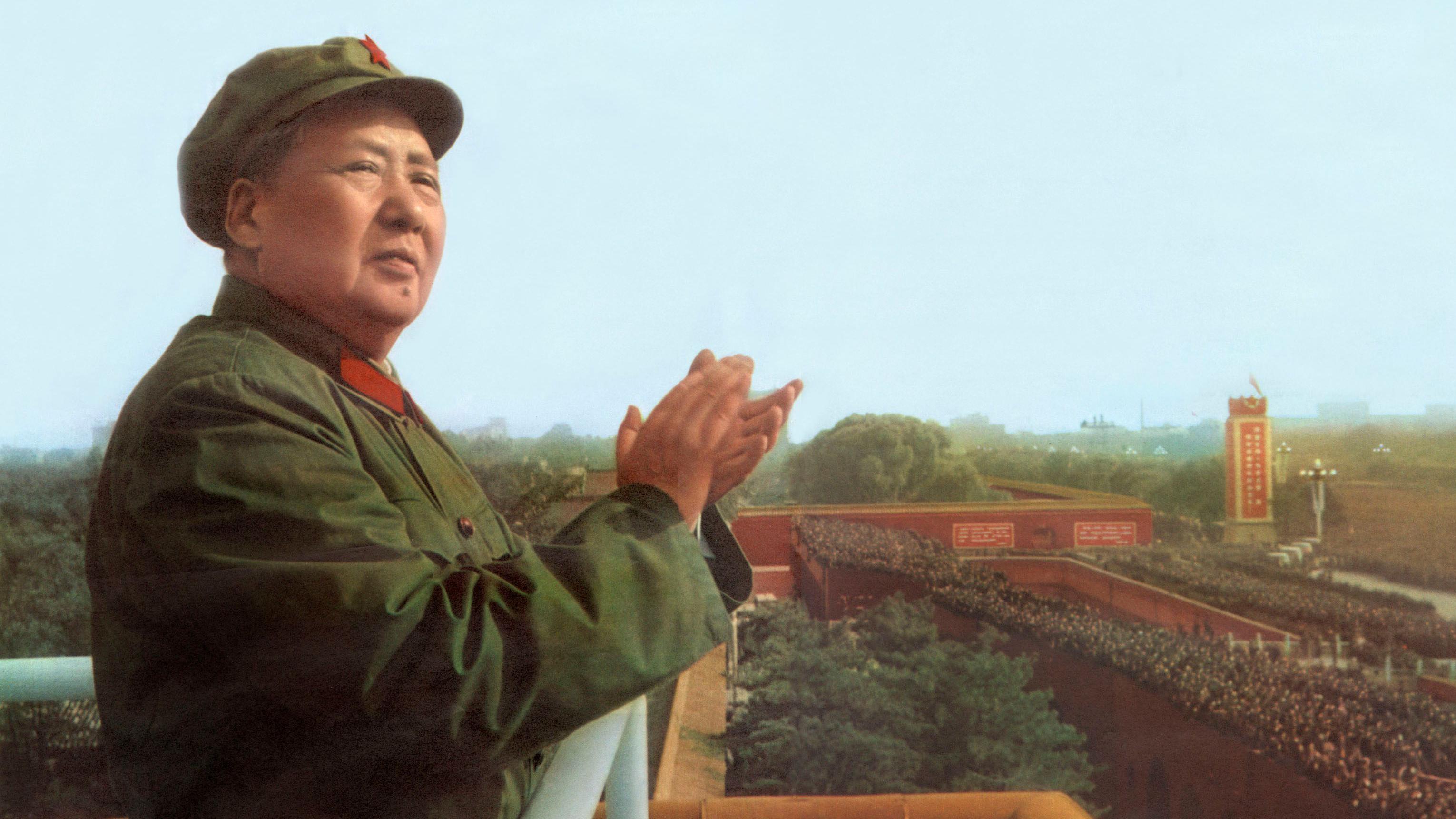 Mao Zedong de perfil, en un gesto de aplauso