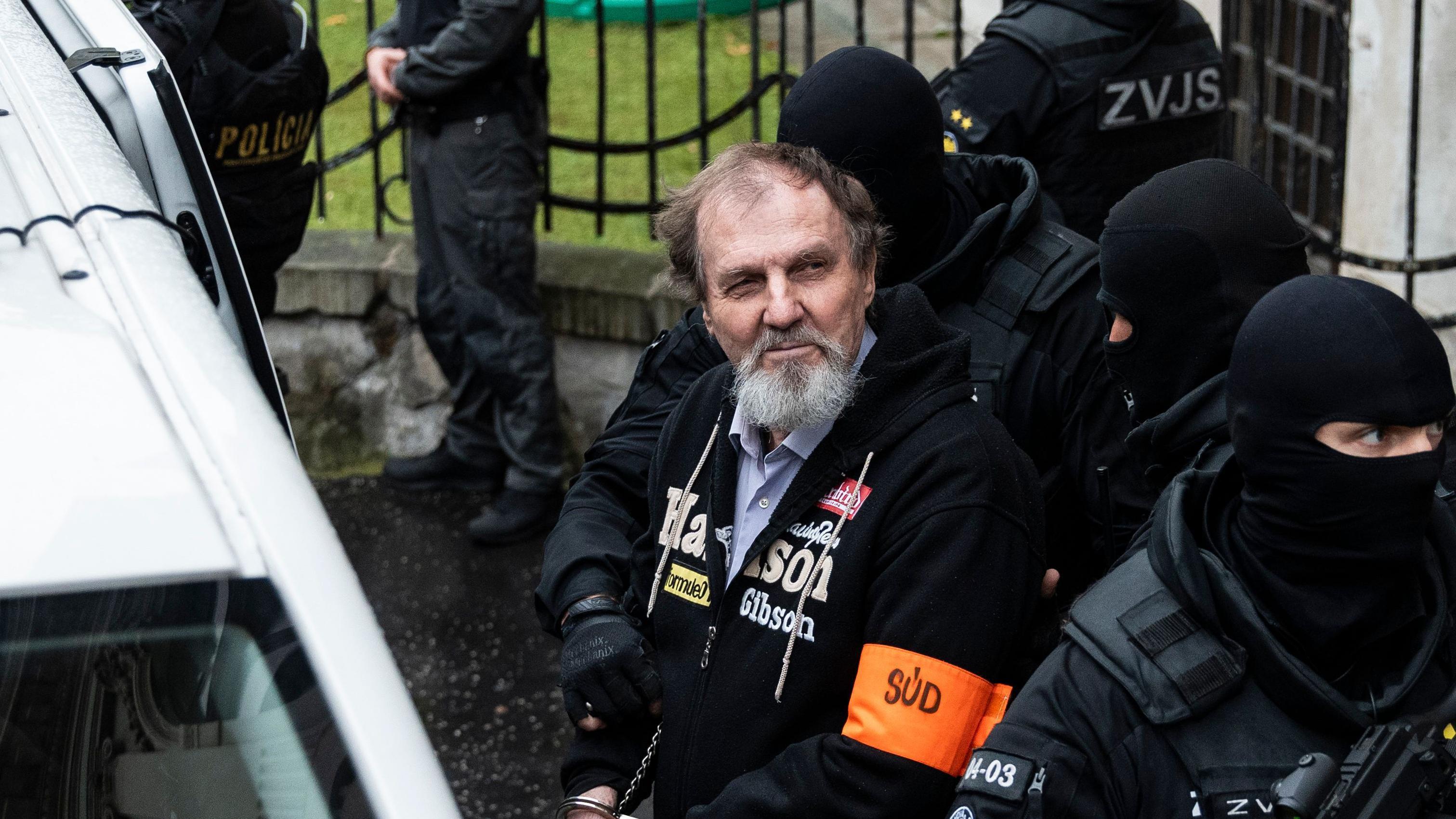 Juraj Sintula sa bradom u crnoj dukserici u pratnji policije