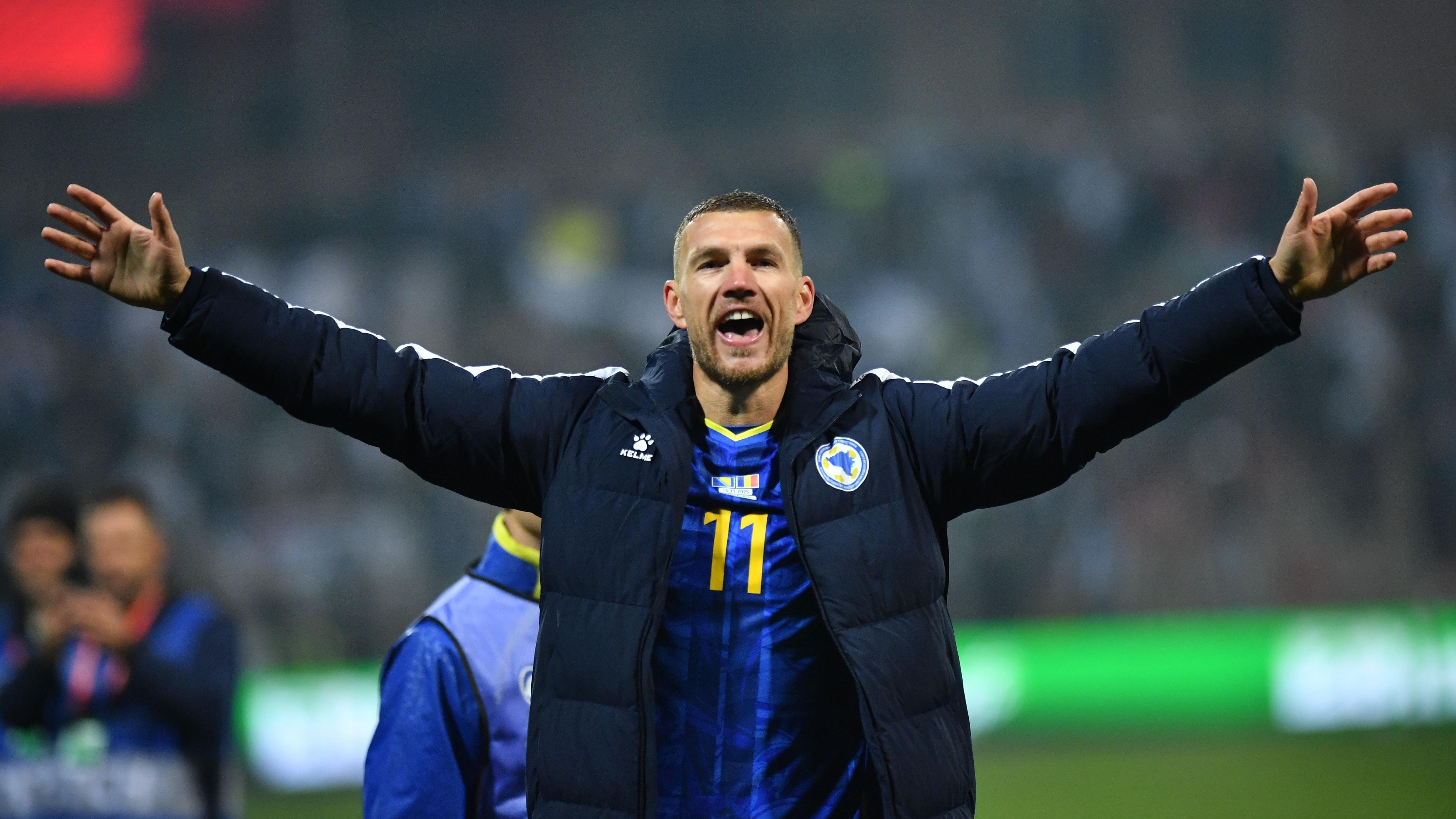 Edin Džeko u tamno plavoj jakni i dresu slavi pobedu reprezentacije BiH protiv Rumunije