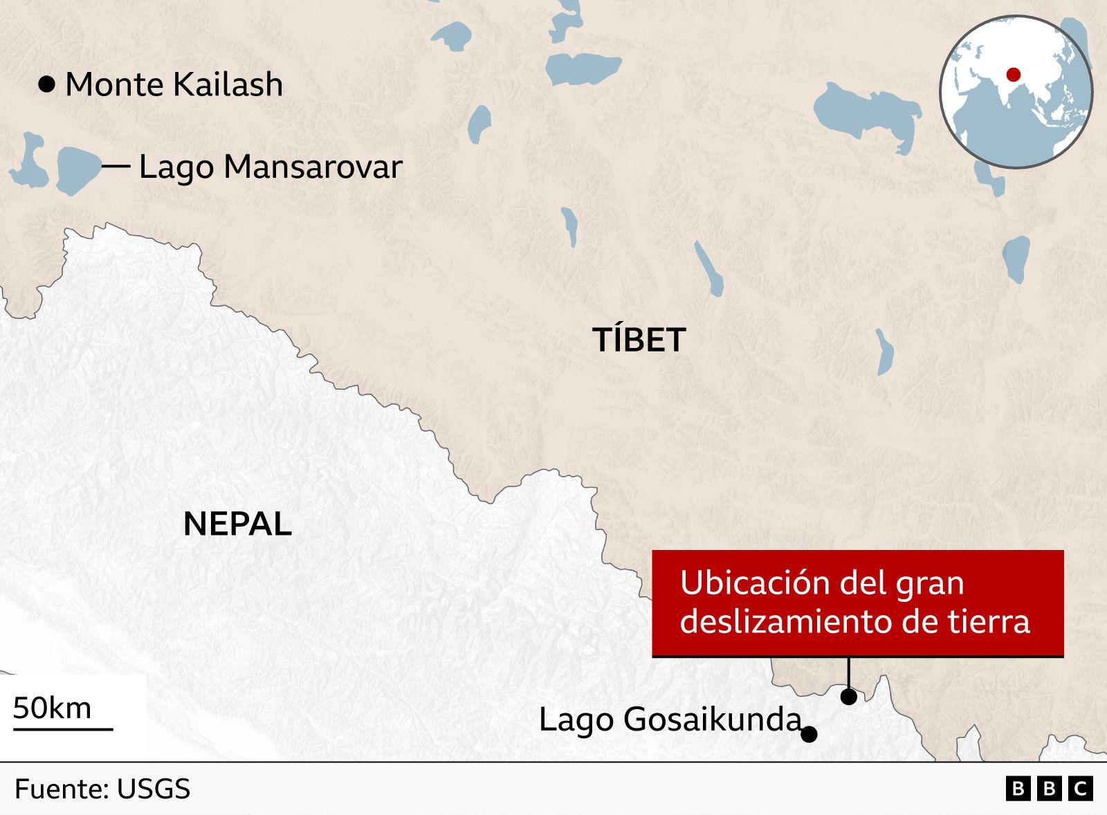  Mapa del centro de Nepal que muestra cuatro distritos afectados por las inundaciones: Gorkha, Rasuwa, Nuwakot y Dhading. Un marcador al norte de Rasuwa, al otro lado de la frontera en el Tíbet, indica el epicentro de un terremoto de magnitud 4,4. Katmandú aparece al sureste de la zona afectada. Un mapa insertado ubica la región dentro de Asia