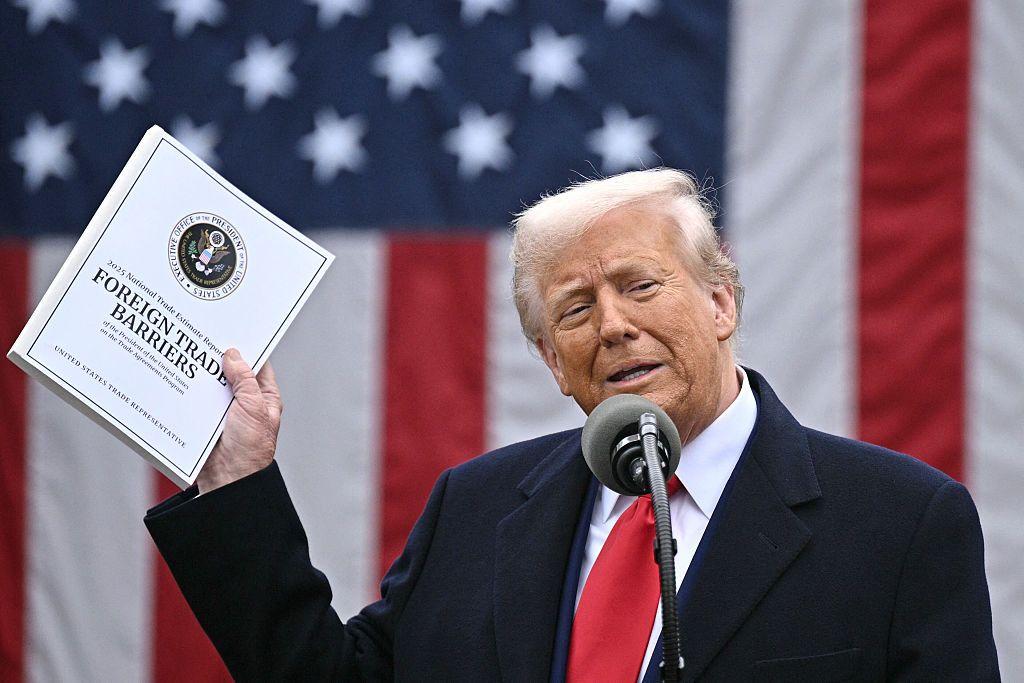 Donald Trump muestra un manual de "Barreras al comercio exterior"
