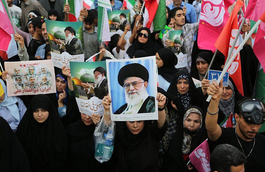 Manifestantes participan en manifestaciones contra Israel y Estados Unidos en Teherán, Irán, el 14 de junio de 2025.