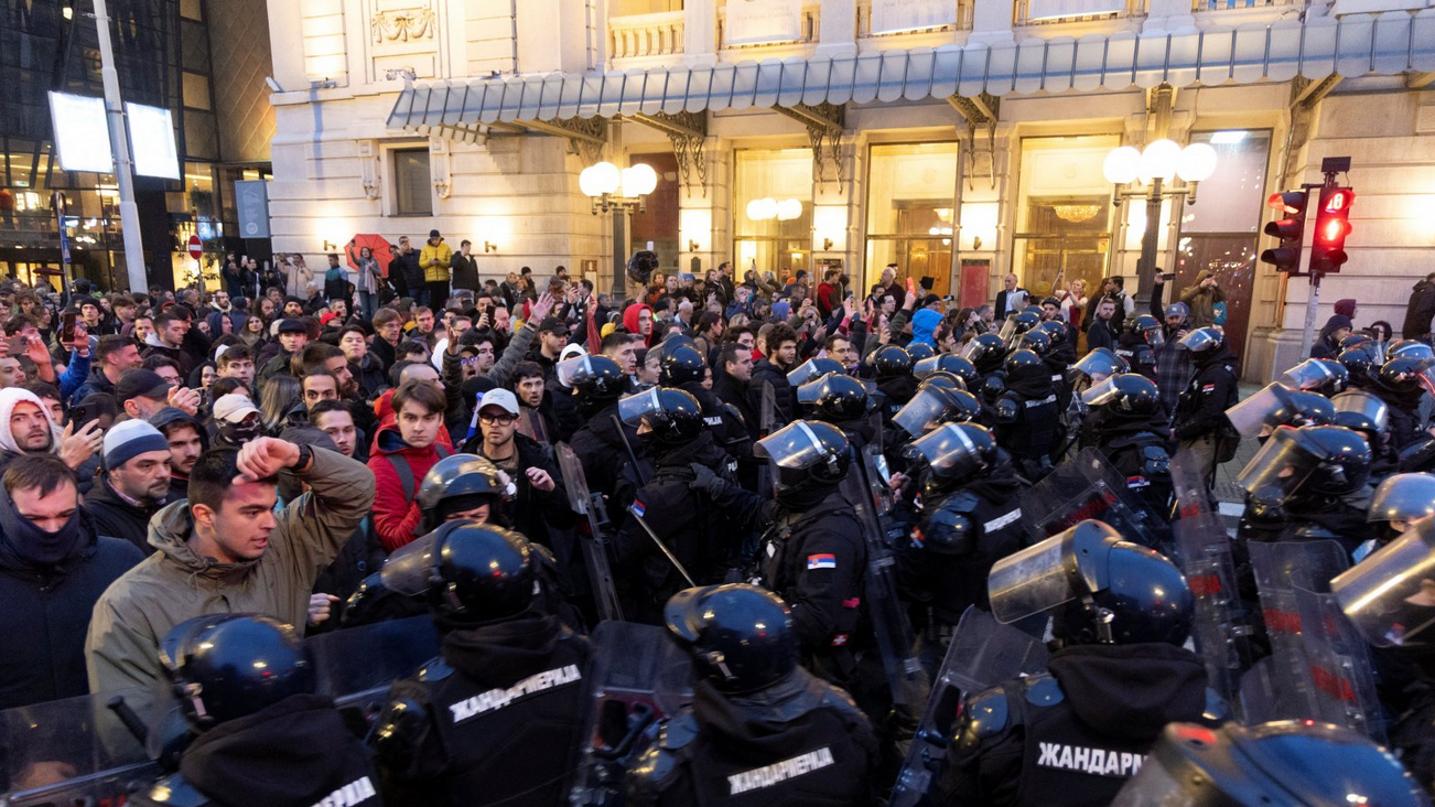 Policija ispred Narodnog pozorišta u Beogradu