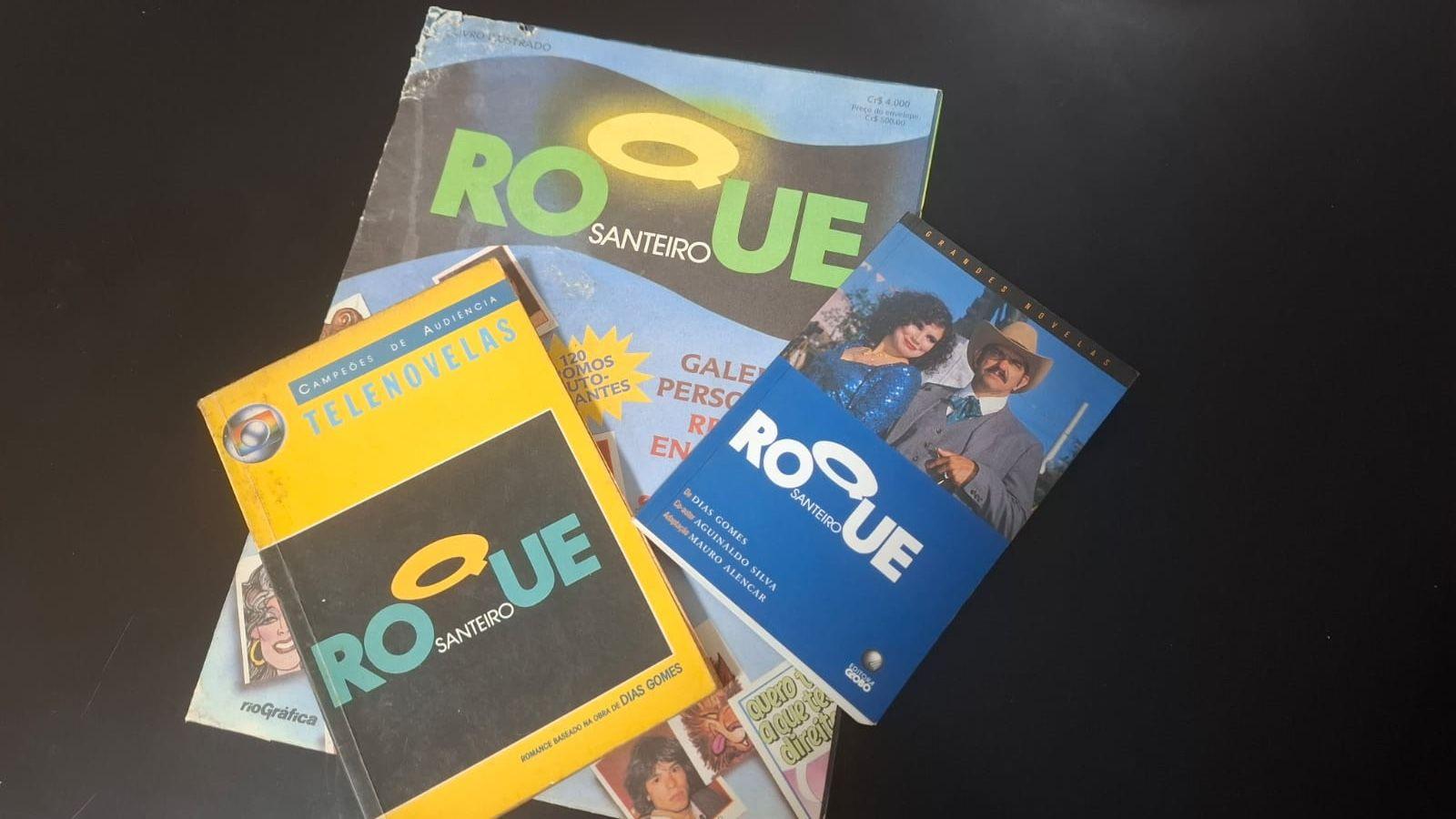 3 livros sobre Roque Santeiro sobre um fundo preto