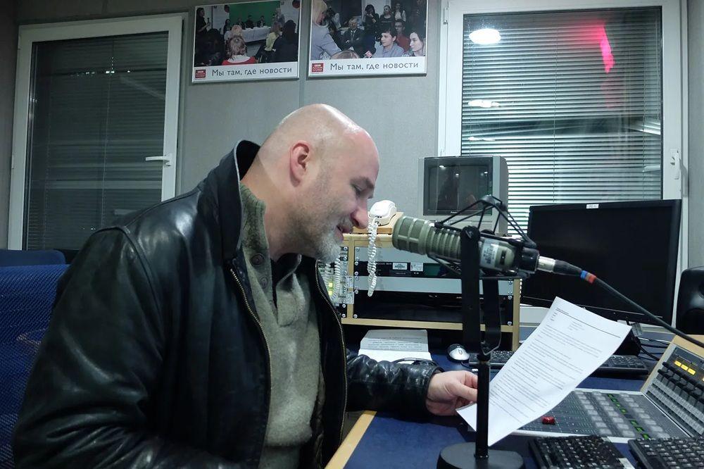 muškarac u radijskom studiju BBC-ja, radijski voditelj