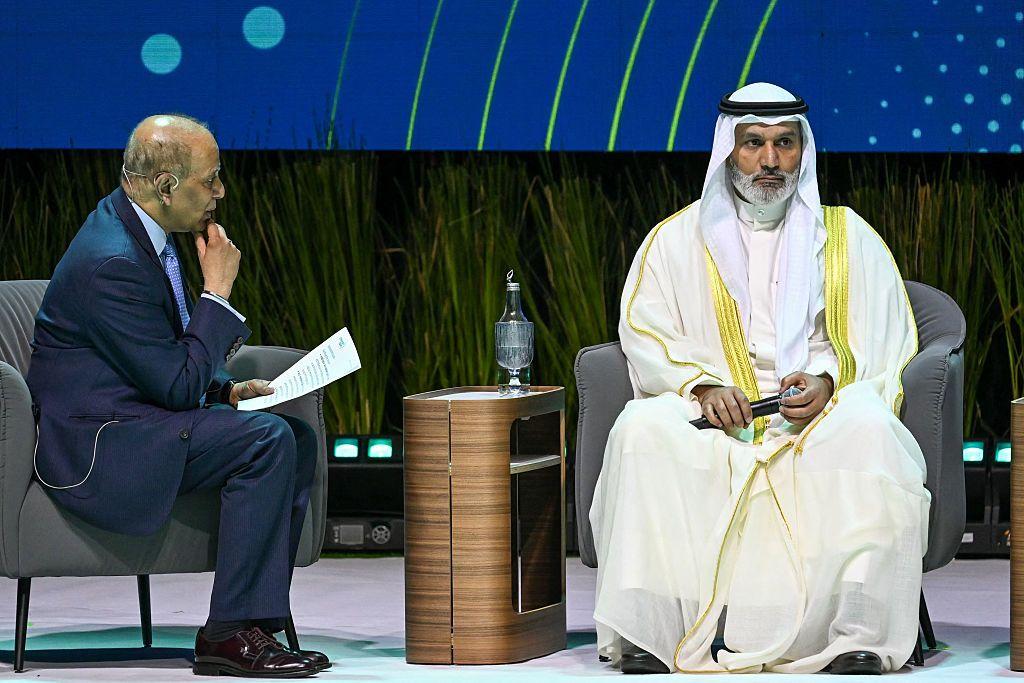 الأمين العام  لمنظمة الدول المصدرة للنفط (أوبك)، هيثم الغيص (إلى اليمين)، أثناء حديثه في مؤتمر الطاقة في آسيا الذي انعقد في كوالالمبور، 16 يونيو/حزيران 2025.