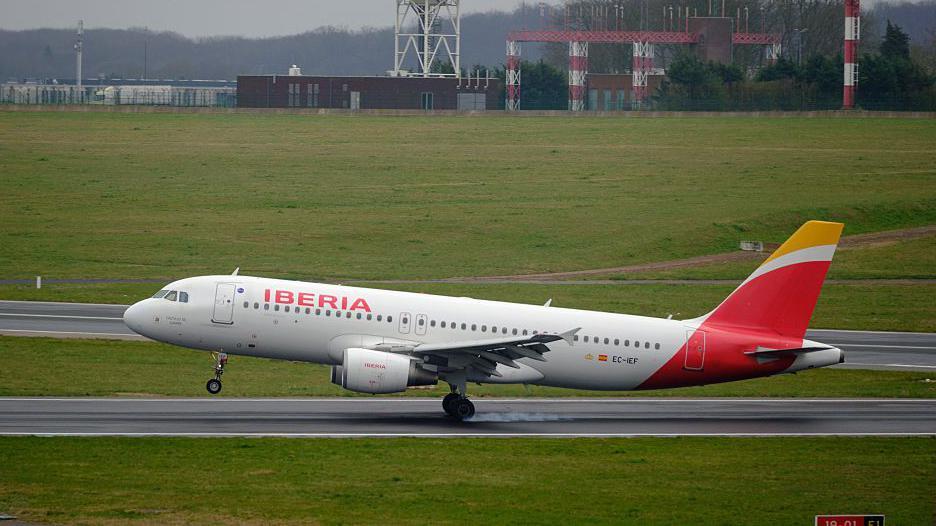 Un avión de la aerolínea Iberia despegando.