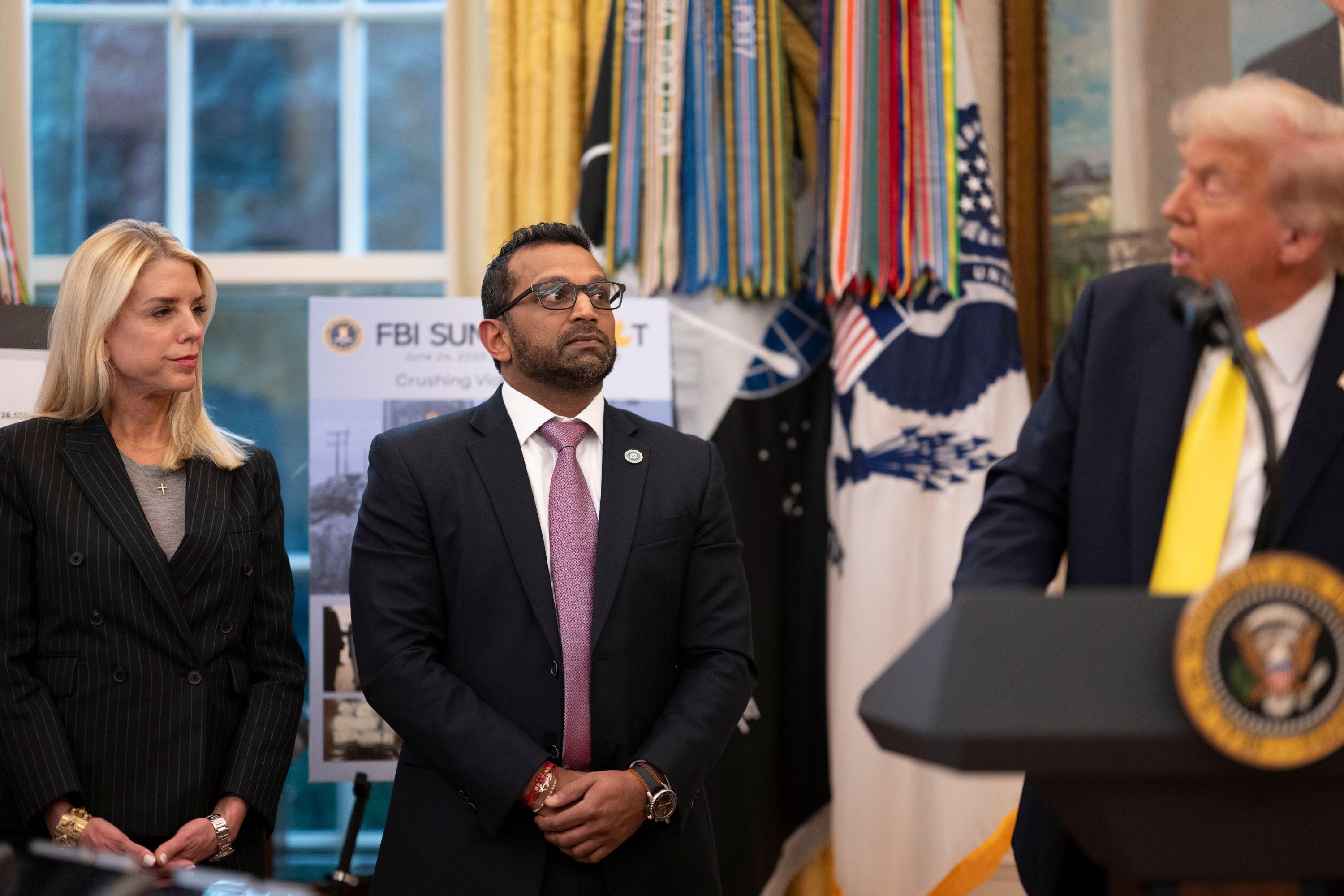 O diretor do FBI, Kash Patel (ao centro), durante pronunciamento de Donald Trump na Casa Branca