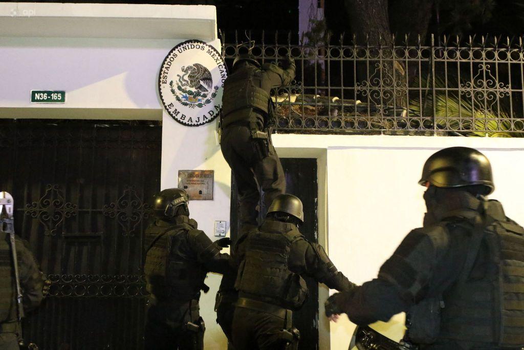 Policías ecuatorianos ingresando a la embajada de México en Quito en abril de 2024 para arrestar Jorge Glas.