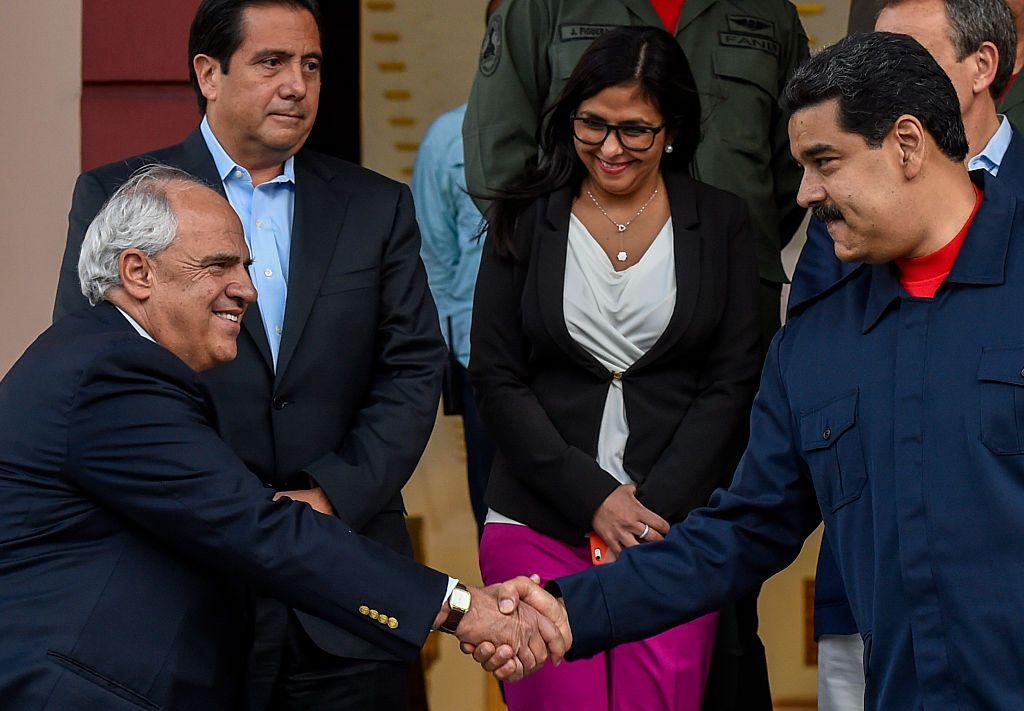 Samper la da la mano a Nicolás Maduro