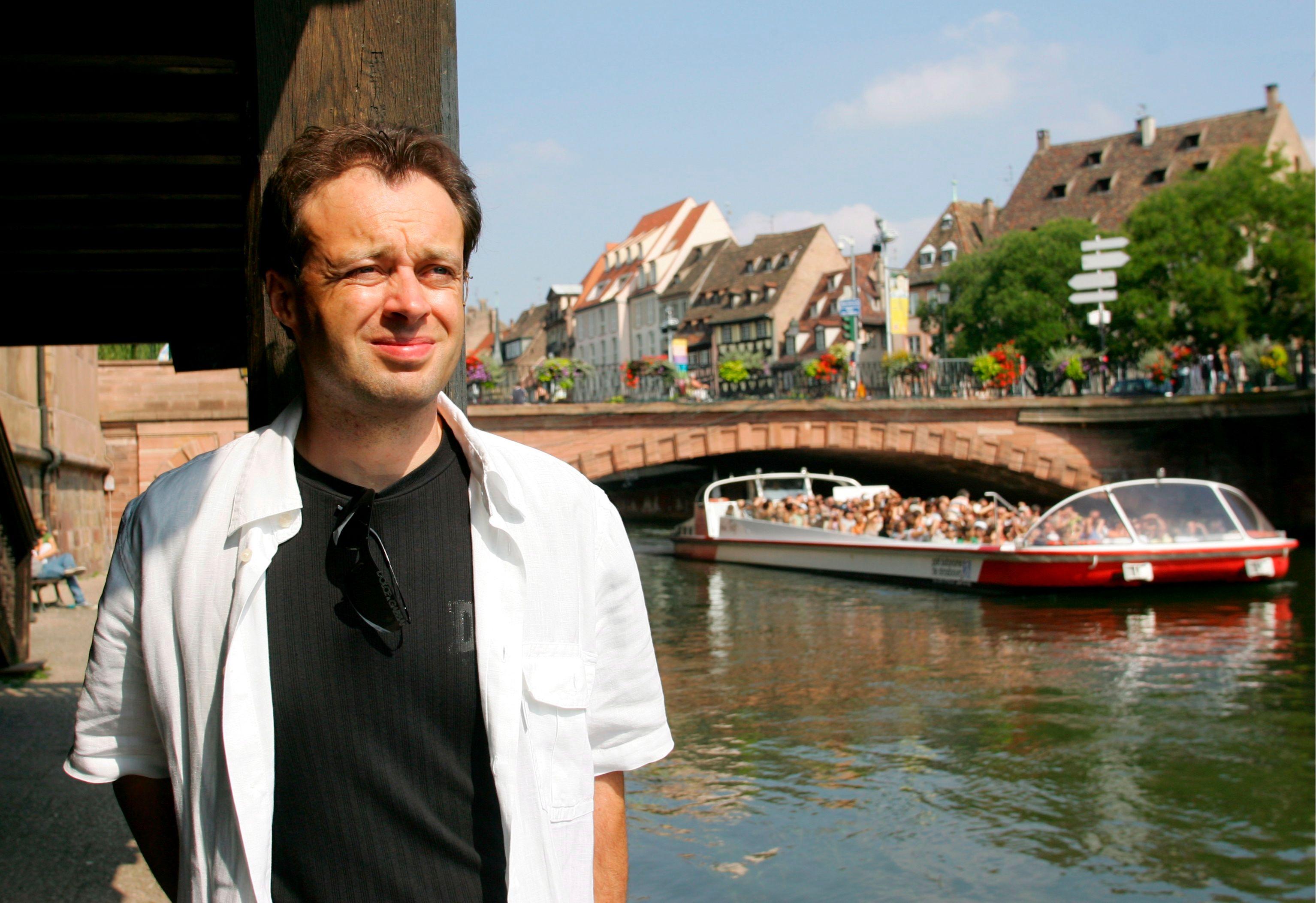Stéphane Breitwieser frente a un canal en Francia.