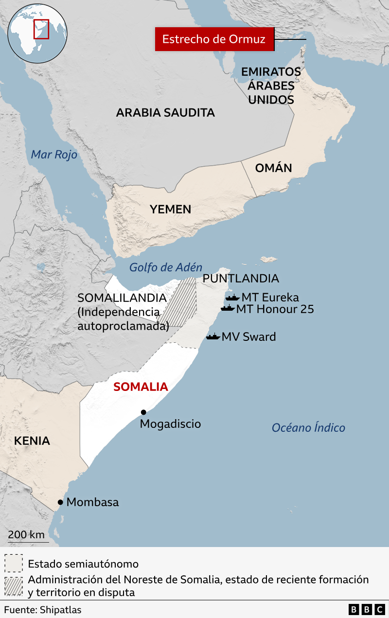 Este mapa muestra una zona de Medio Oriente y África oriental que se extiende desde Emiratos Árabes Unidos hasta Kenia. Tres buques comerciales recientemente secuestrados aparecen en sus últimas ubicaciones conocidas, fondeados frente a Somalia.