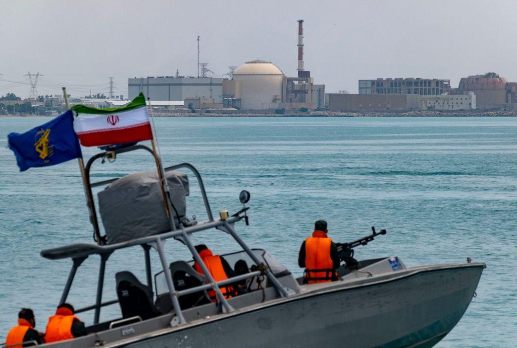 Militares iraníes patrullan cerca de una de las plantas nucleares del país.
