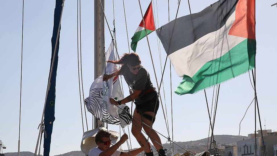 Una de las integrantes de la flotilla trabajando en una de las embarcaciones 