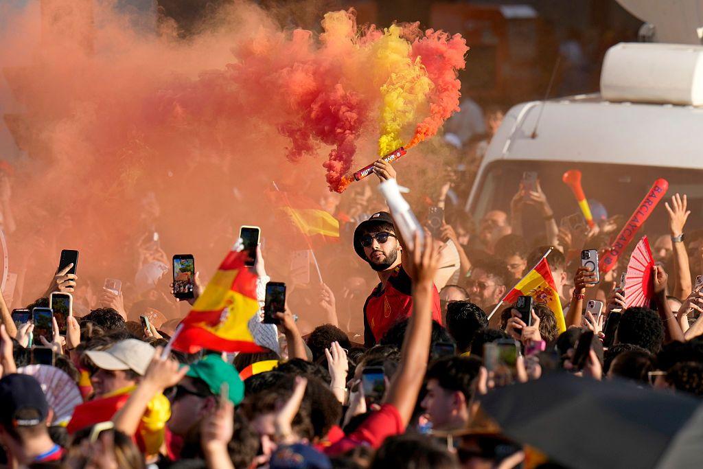 Aficionados muestran su apoyo durante el desfile del trofeo de la Copa Mundial de la FIFA 2026 el 20 de julio de 2026 en Madrid, España.