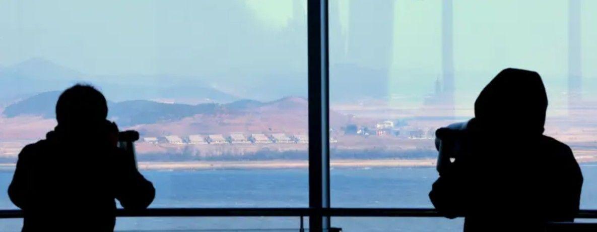 10일 인천 강화군에 위치한 '평화전망대'를 찾은 관람객들이 망원경을 통해 북한 개풍군 일대를 관찰하고 있다