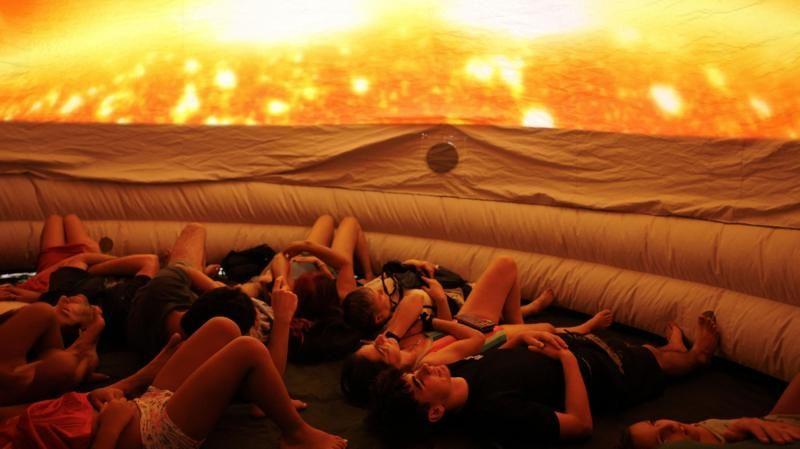 Pessoas na Espanha participam de um evento para observar um eclipse