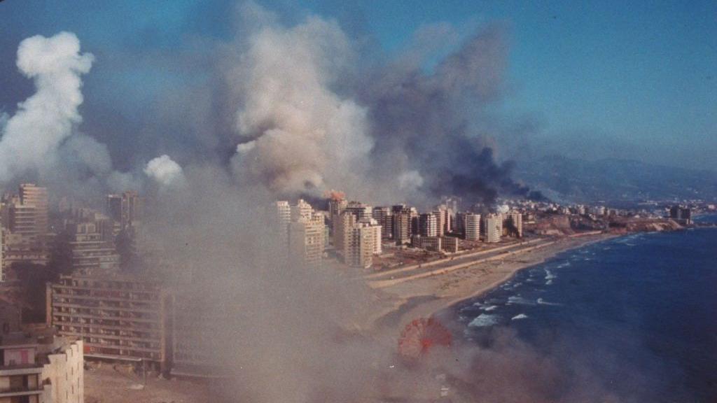 Panorama garis pantai Libanon dengan asap membubung dari kota selama pengeboman dalam perang Arab-Israel 1982.