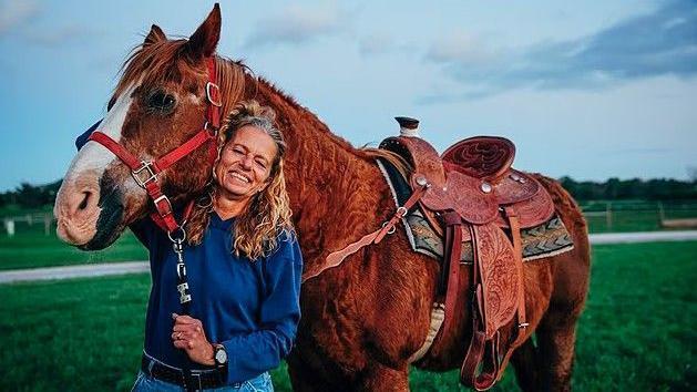 امرأة تعانق فرساً