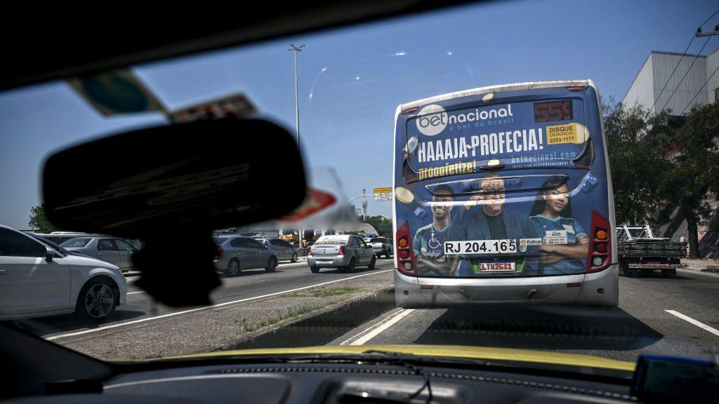 Propaganda de bet ocupa toda parte traseira de ônibus no Rio de Janeiro