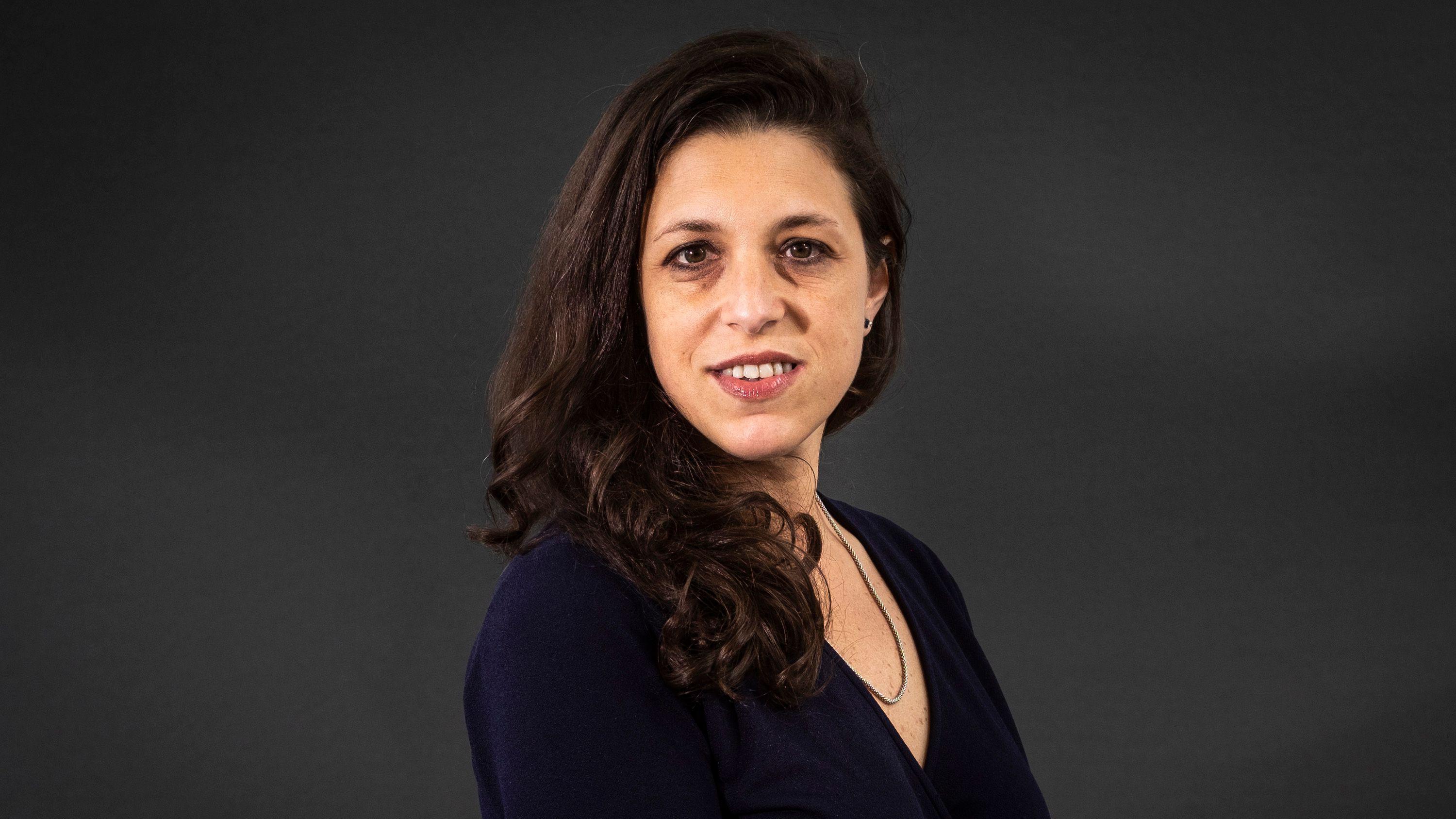 Ariana Harwicz mirando a la cámara