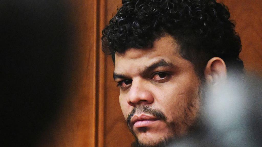 Yoendry Vilchez Medina-Jose, de 33 años, compareció en el Tribunal del Distrito de Arapahoe para una continuación de los procedimientos en Centennial, Colorado, el 25 de octubre de 2024. La foto policial de Medina-Jose, preso del condado de Arapahoe, se exhibió de manera prominente durante la visita del ex presidente Donald J. Trump a Aurora. Fue arrestado el 5 de agosto por la Oficina del Sheriff del Condado de Arapahoe bajo una orden relacionada con un asalto en noviembre de 2023 en los Apartamentos Whispering Pines. Medina-Jose es uno de los 10 individuos identificados por la policía de Aurora como miembros documentados de Tren de Aragua que han sido arrestados. (Foto de RJ Sangosti/MediaNews Group/The Denver Post a través de Getty Images)
