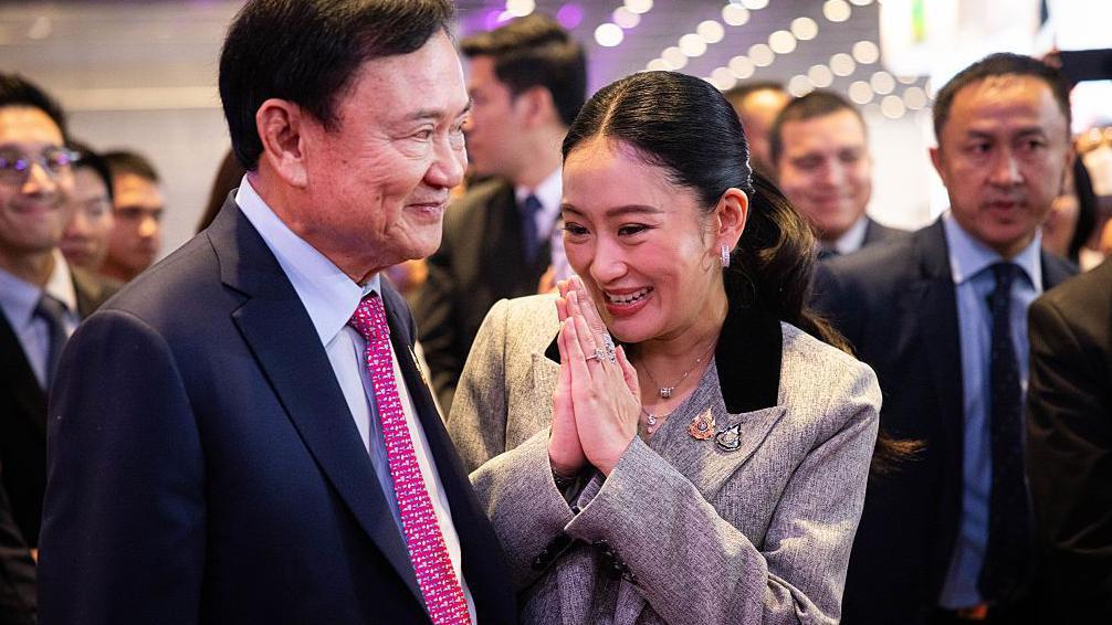 아버지인 탁신 친나왓 전 태국 총리와 함께 있는 패통탄 친나왓