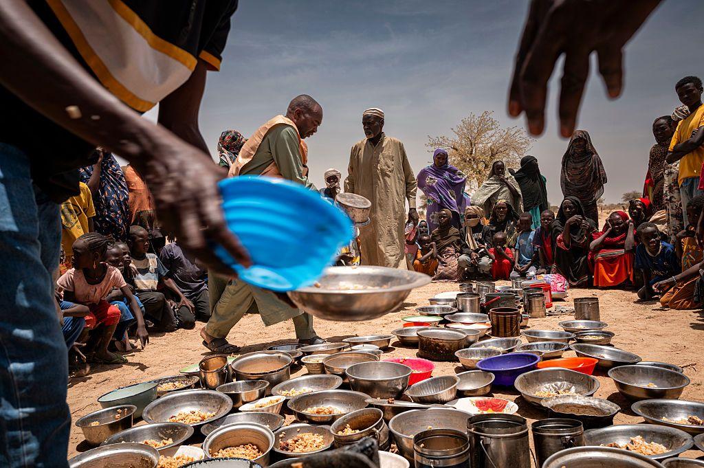 السودان: من يتحمل مسؤولية المعاناة الإنسانية المتزايدة في الفاشر؟ 1 يعيش السودانيون وضعا إنسانيا صعبا للغاية منذ اندلاع الصراع المسلح بين الجيش السوداني وقوات الدعم السريع.