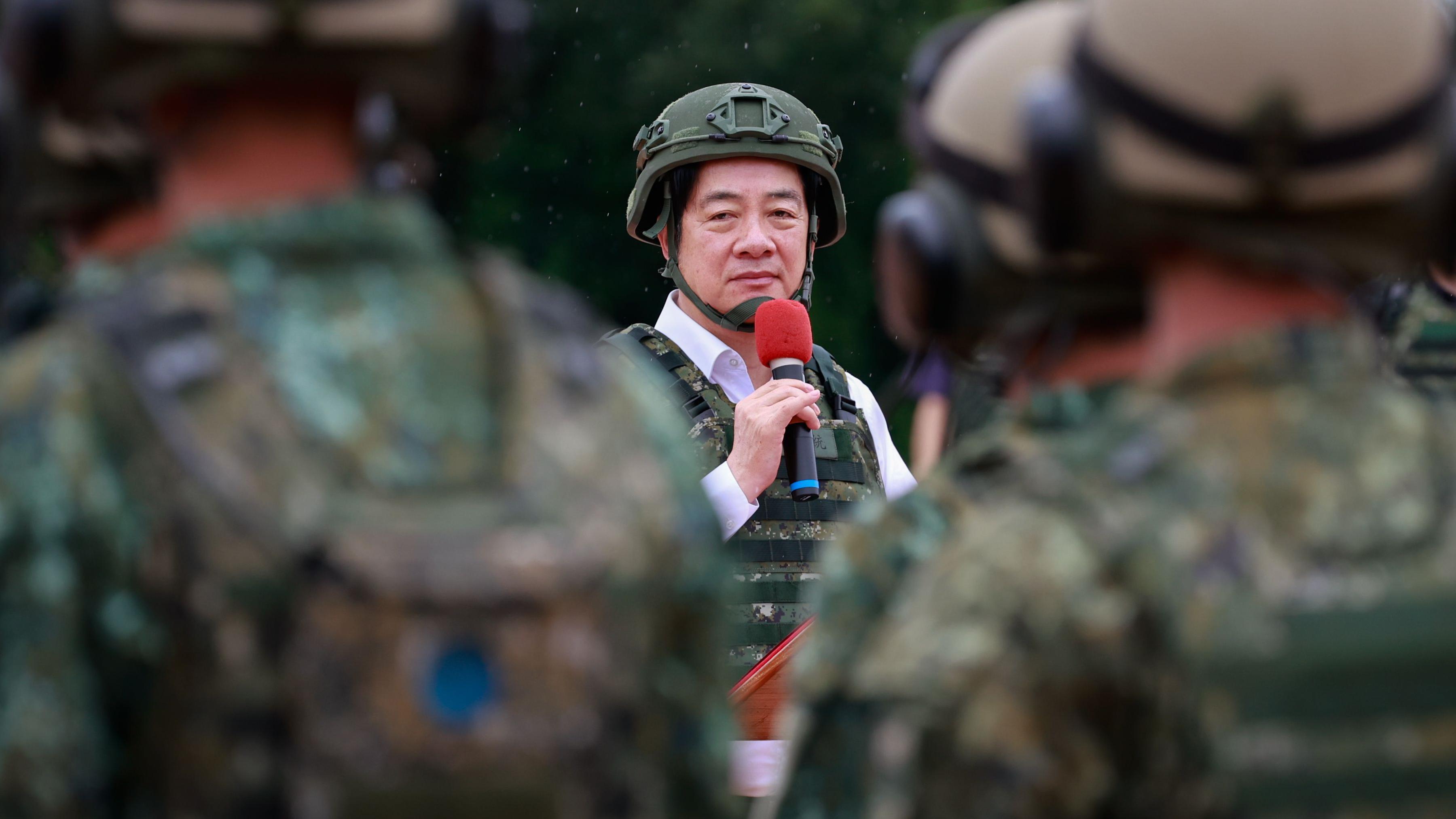 身穿作戰服與防彈背心的賴清德（中）在新竹視察萬安演習情況時對士兵講話（10/7/2025）