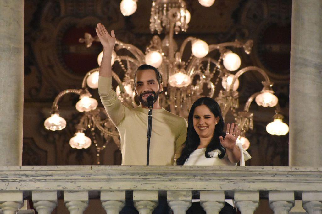 Bukele y su esposa
