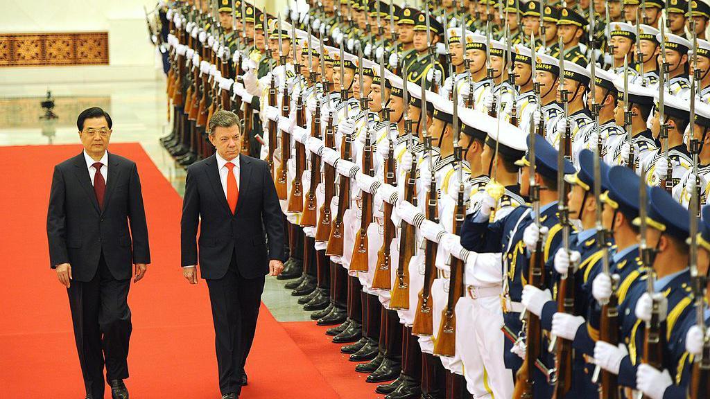 A la derecha, Juan Manuel Santos, expresidente de Colombia, junto al entonces presidente chino Hu Jintao en 2012.