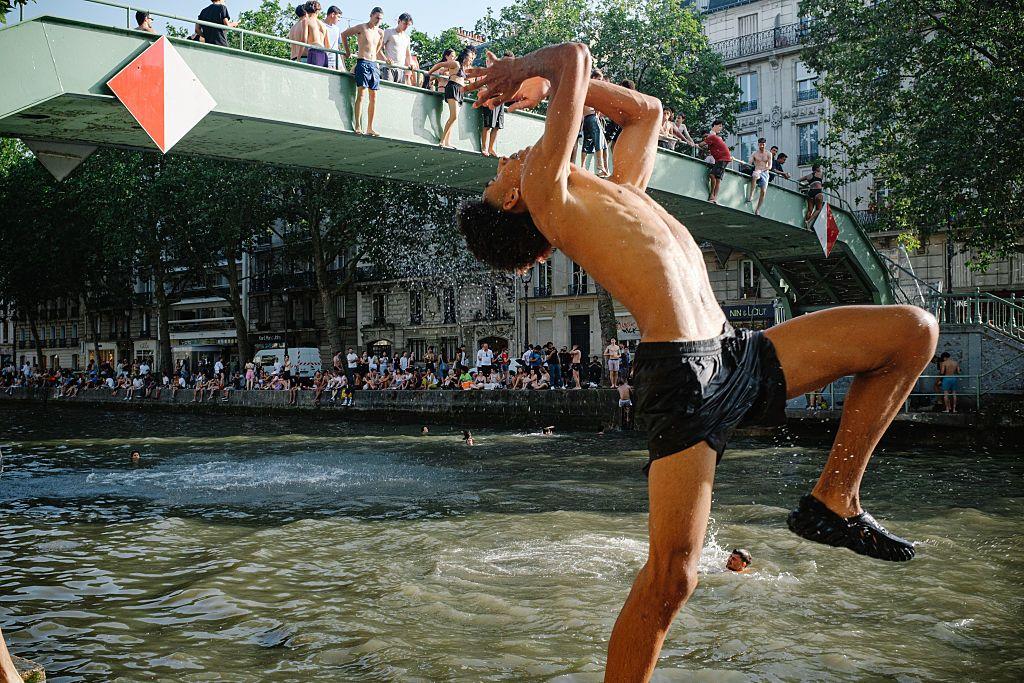 Miles de personas se han dirigido a los canales de París para refrescarse.