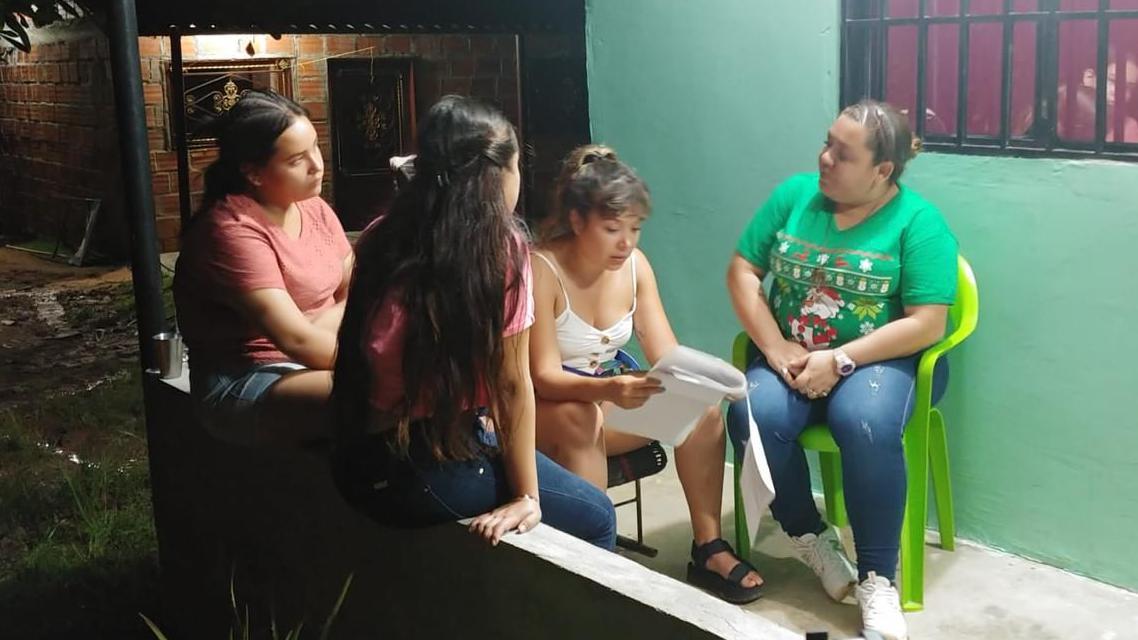 Jenifer de la Rosa junto a su hermana y sus sobrinas. 