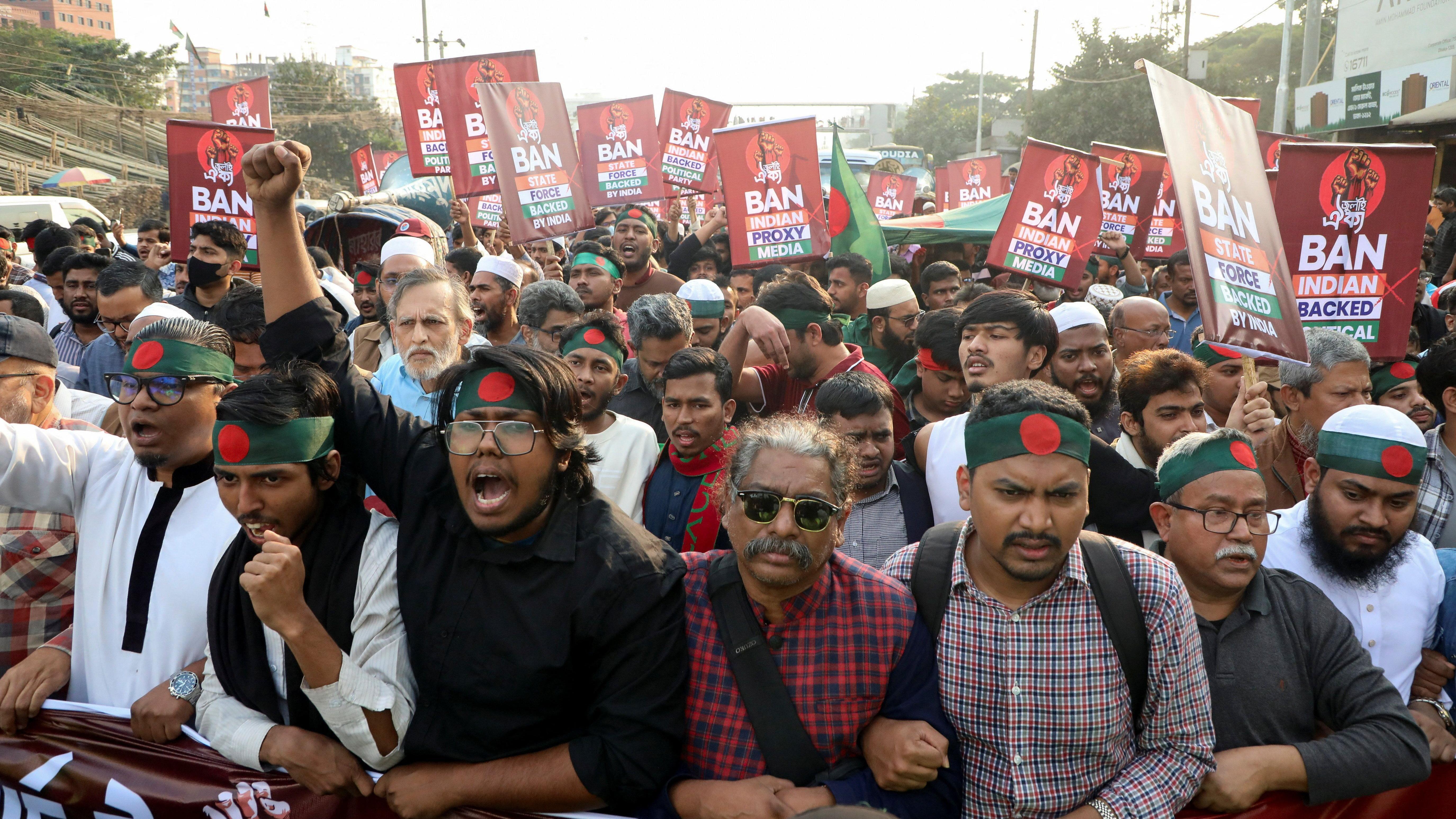 جولائی اوئیکیا کئی تنظیموں کا اتحاد ہے جس نے جولائی انقلاب میں شرکت کی۔ اس کے ارکان ڈھاکہ میں انڈین ہائی کمیشن کی جانب مارچ کر رہے ہیں، جہاں وہ معزول وزیرِاعظم شیخ حسینہ اور دیگر افراد کی حوالگی کا مطالبہ کر رہے ہیں جو گذشتہ سال جولائی کے دوران یا بعد میں ملک سے فرار ہو گئے تھے۔ڈھاکہ، بنگلہ دیش۔ 17 دسمبر 2025۔ (رائٹرز/سٹرنگر)