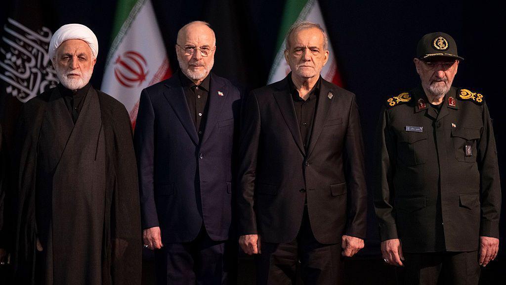 El presidente del Parlamento iraní, Mohammad Bagher Ghalibaf, el presidente del Tribunal Supremo de Irán, Gholam-Hossein Mohseni-Eje'i, el presidente iraní, Masoud Pezeshkian, y el comandante general de la Guardia Revolucionaria Islámica, Mohsen Rezaee.