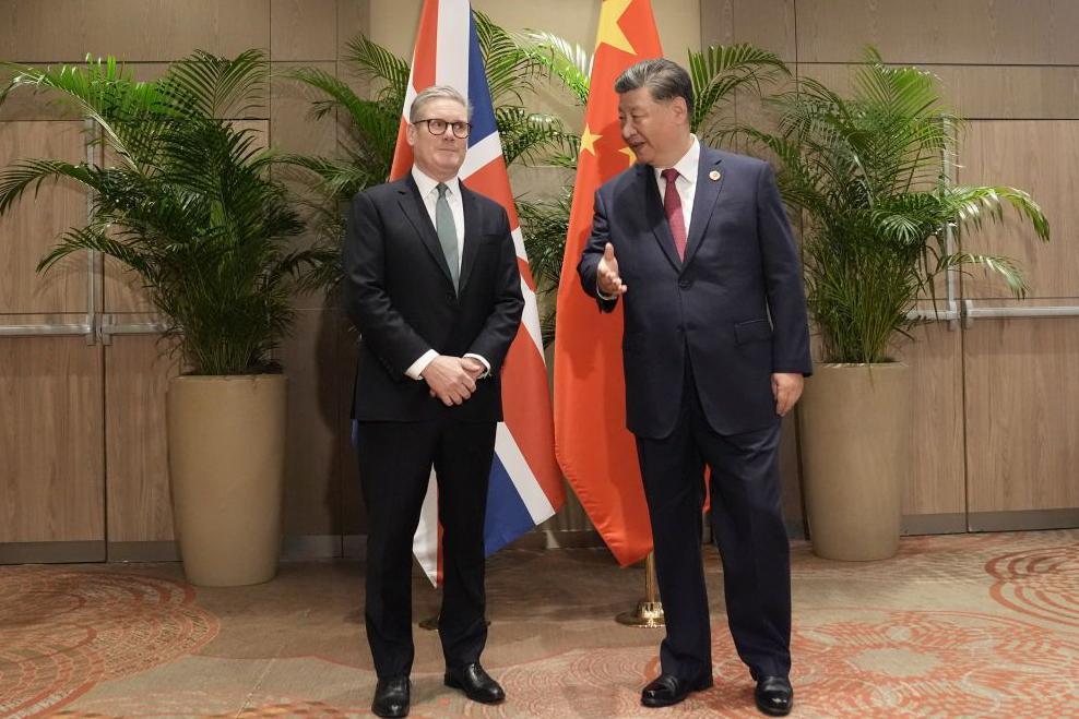 رئيس الوزراء البريطاني السير، كير ستارمر(يسار)، خلال اجتماع ثنائي مع الرئيس الصيني شي جين بينغ(يمين) - أرشيف