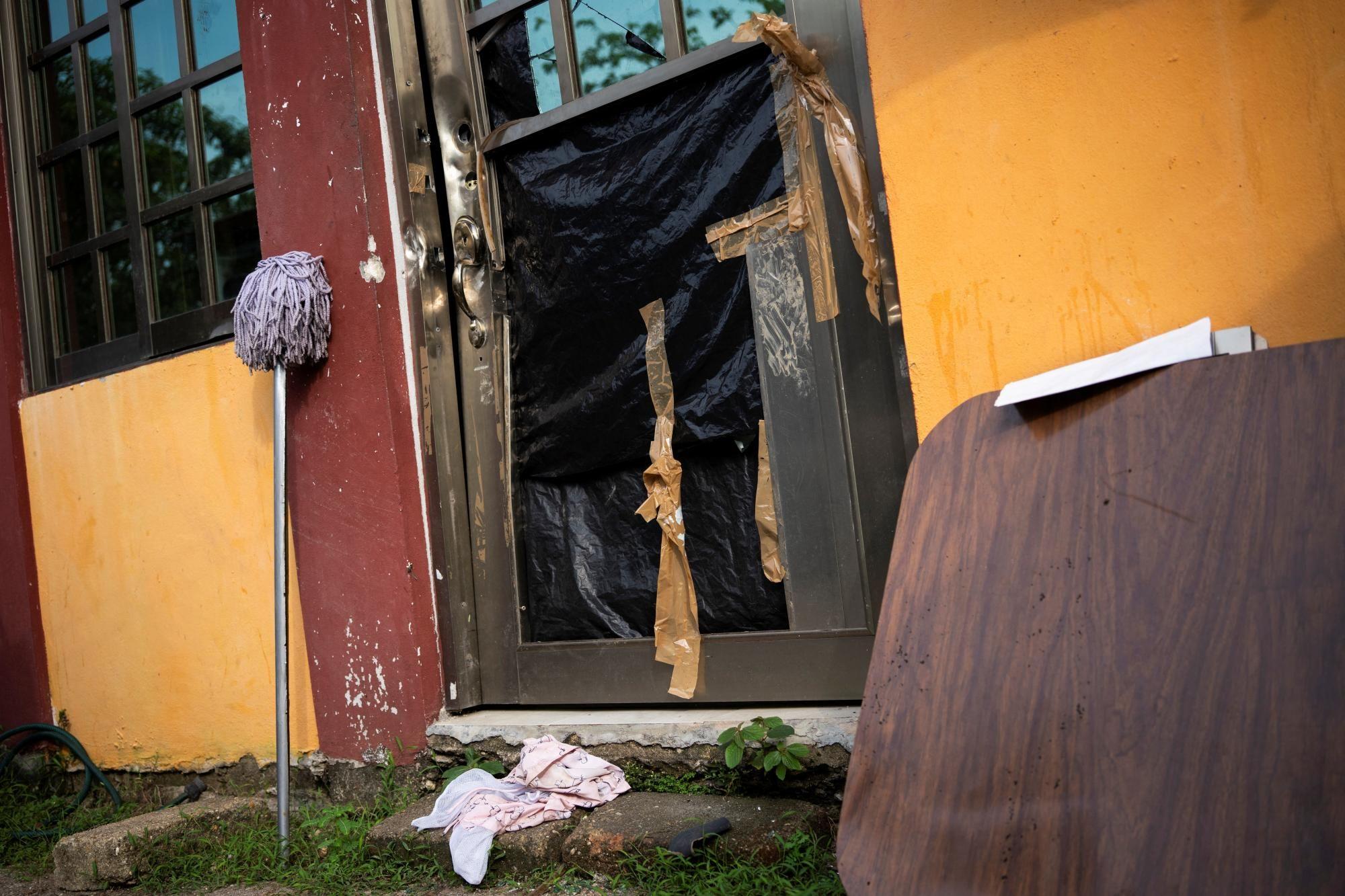 La puerta de la residencia de Roxana Guzmán en Nanchital, después de su secuestro.