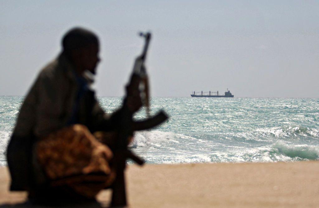 Foto yang diambil pada 7 Januari 2010 memperlihatkan seorang perompak Somalia bersenjata di sepanjang garis pantai.