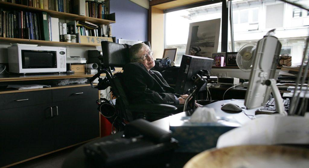 Stephen Hawking posa para fotografias em seu escrit&oacute;rio no Centre for Mathematical Sciences, em Cambridge, Reino Unido, em 03/09/2007