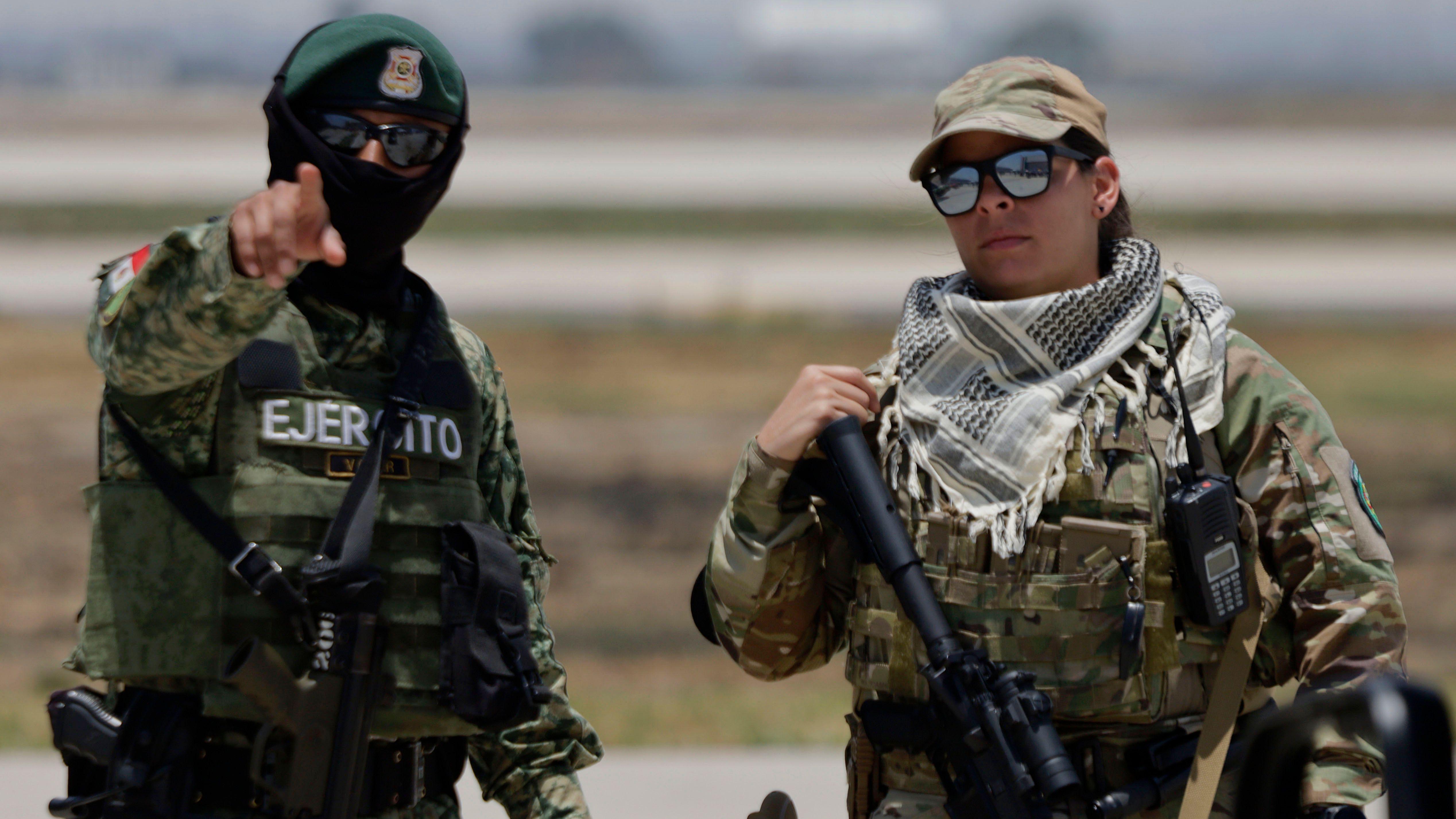 Solados de México y EE.UU.