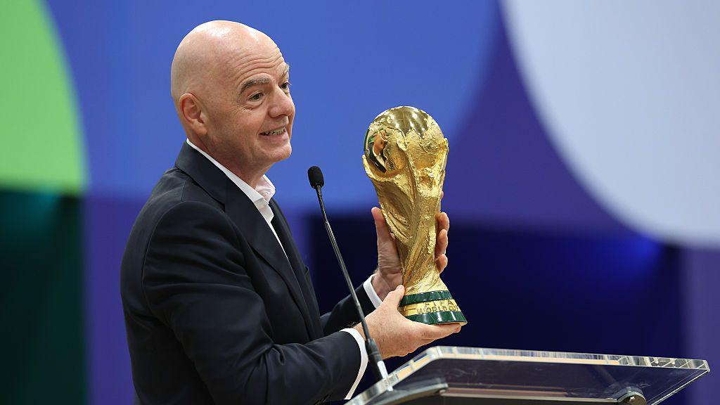 Gianni Infantino sostiene la Copa del Mundo