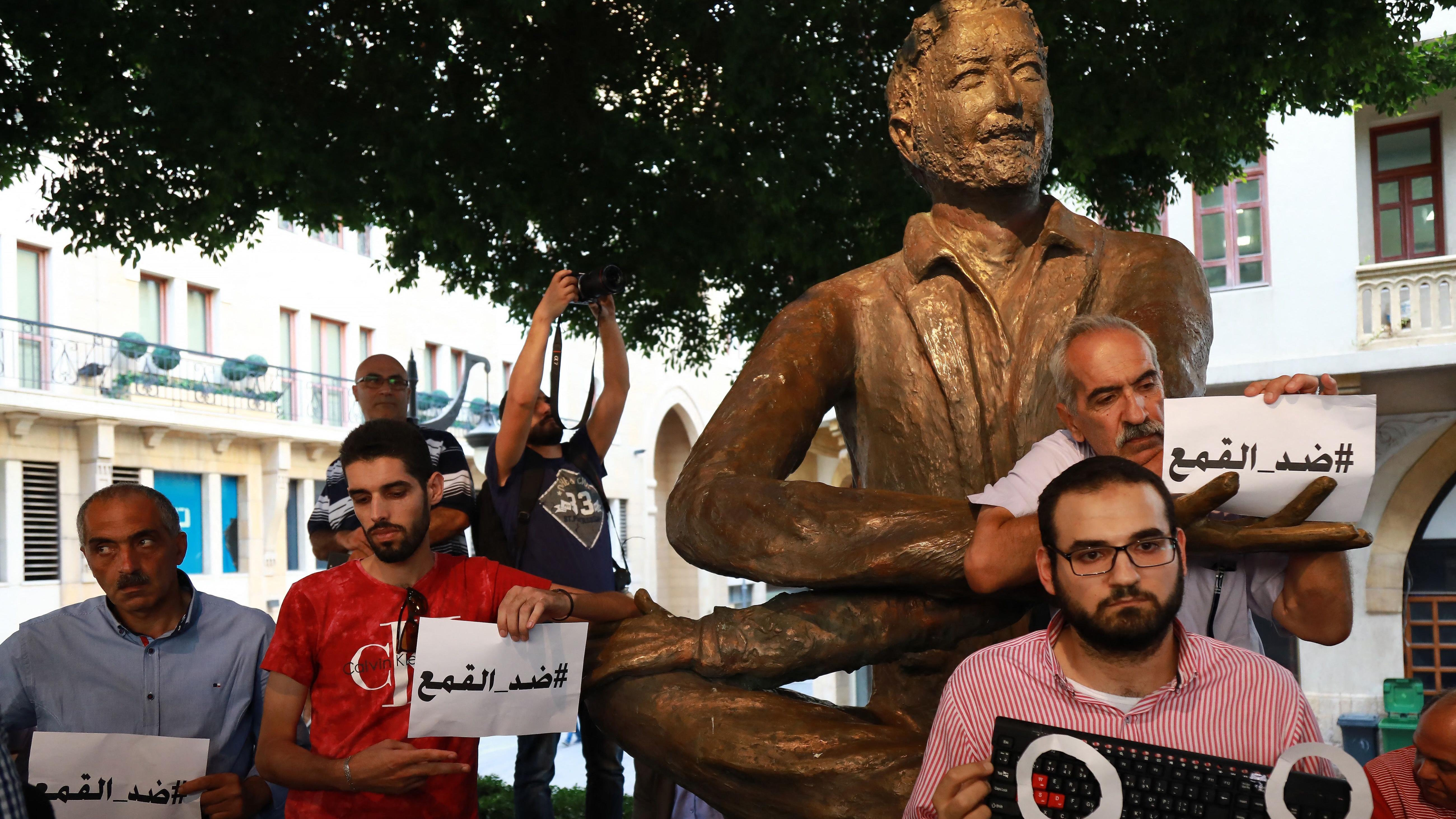 صحفيون لبنانيون يرفعون لافتات احتجاج على القمع 